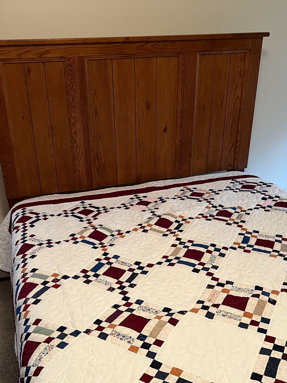 Amish Heirloom Diamond Quilt King/Queen Bedspread in White and Burgundy